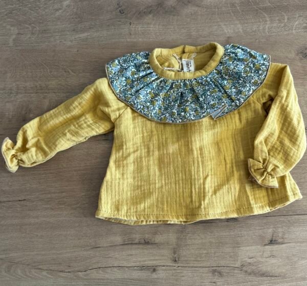 CAMISA MOSTAZA CUELLO VOLANTE